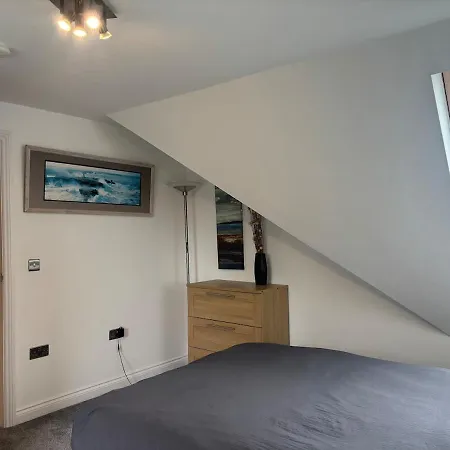 Flat 6, Short Walk From Train Station, Mylnegarth Apartment *