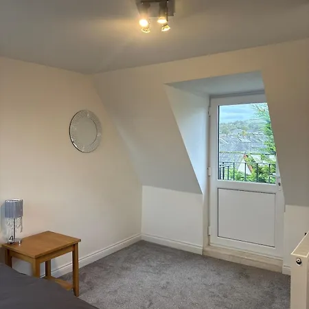 Flat 6, Short Walk From Train Station, Mylnegarth Apartment *