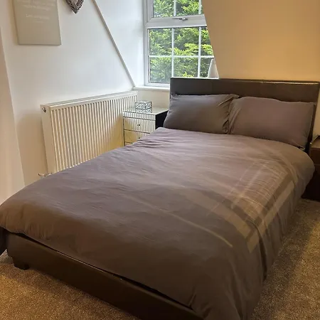 Flat 6, Short Walk From Train Station, Mylnegarth Apartment *